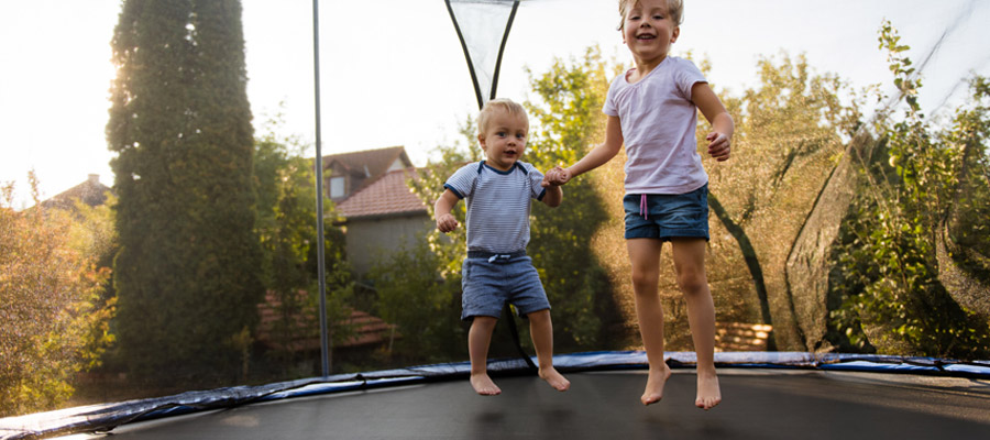 trampoline à ses enfants