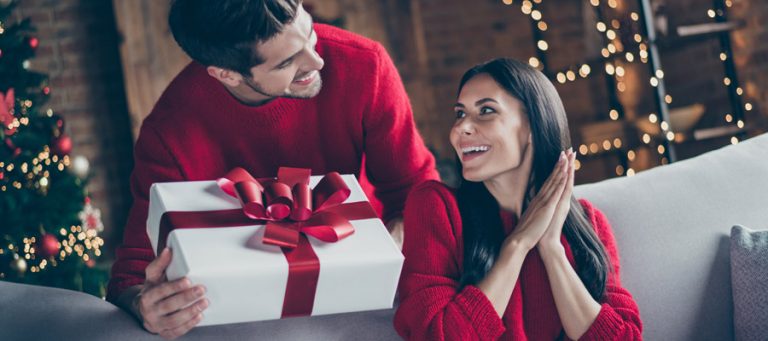 Nouveau couple : idées de cadeaux pour lui à Noël