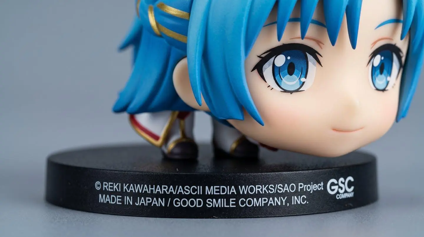 Gros plan macro sur les marquages officiels du fabricant et les détails de peinture d'une figurine anime authentique japonaise